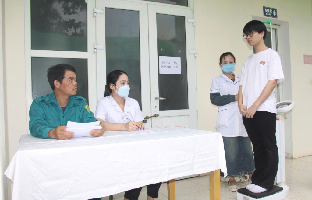 Khám sơ tuyển sức khỏe  cho thanh niên thực hiện NVQS tại xã Ân Thi.