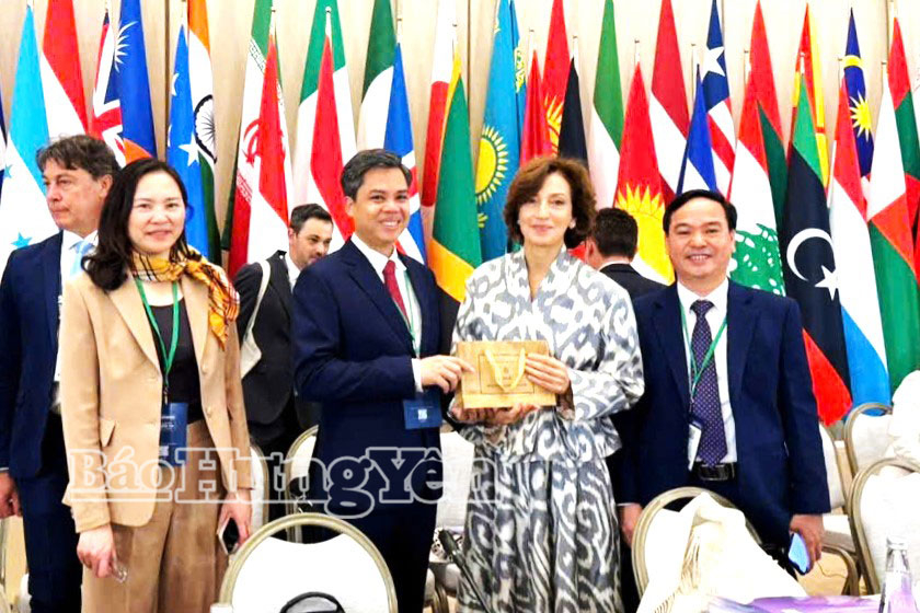 Đồng chí Nguyễn Văn Chiến, Uỷ viên Ban Thường vụ Tỉnh ủy, Trưởng ban Tuyên giáo và Dân vận Tỉnh uỷ cùng đoàn công tác gặp gỡ tiếp xúc trao đổi với bà Audrey Aziulay, Tổng giám đốc UNESCO.