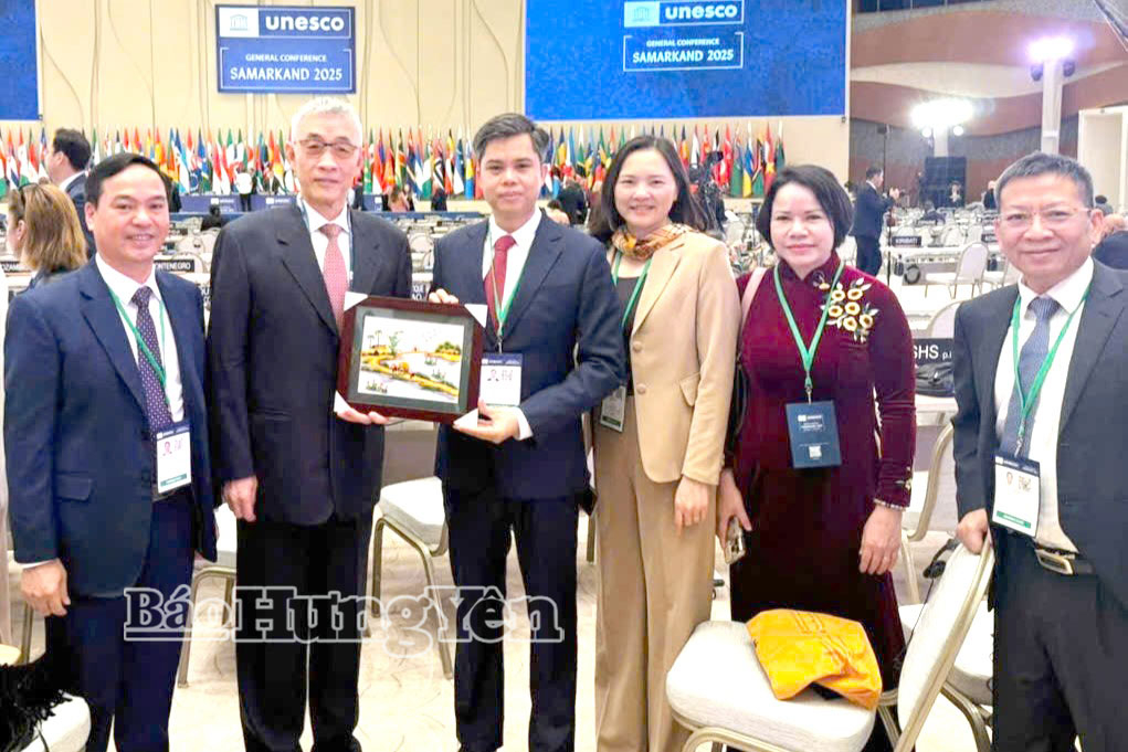 Đồng chí Nguyễn Văn Chiến, Uỷ viên Ban Thường vụ Tỉnh ủy, Trưởng ban Tuyên giáo và Dân vận Tỉnh uỷ cùng đoàn công tác gặp gỡ tiếp xúc trao đổi với ngài Xing Qu - Phó tổng Giám đốc UNESCO.