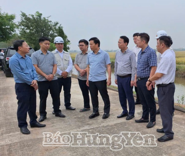 Đồng chí Phó Chủ tịch UBND tỉnh Lại Văn Hoàn nghe báo cáo về công tác giải phóng mặt bằng trên địa bàn xã Bình Nguyên.