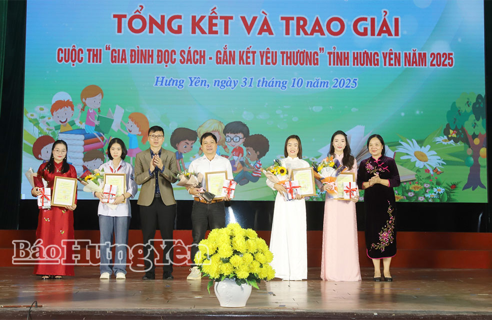 Lãnh đạo Sở Văn hóa, Thể thao và Du lịch trao giải Nhì cuộc thi.