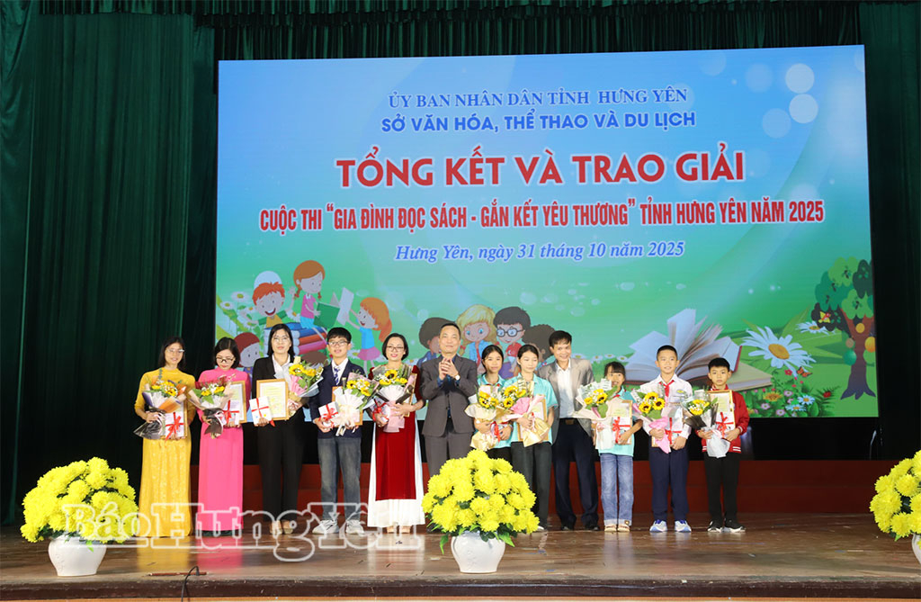 Lãnh đạo Báo và Phát thanh Truyền hình Hưng Yên trao giải Ba cuộc thi.