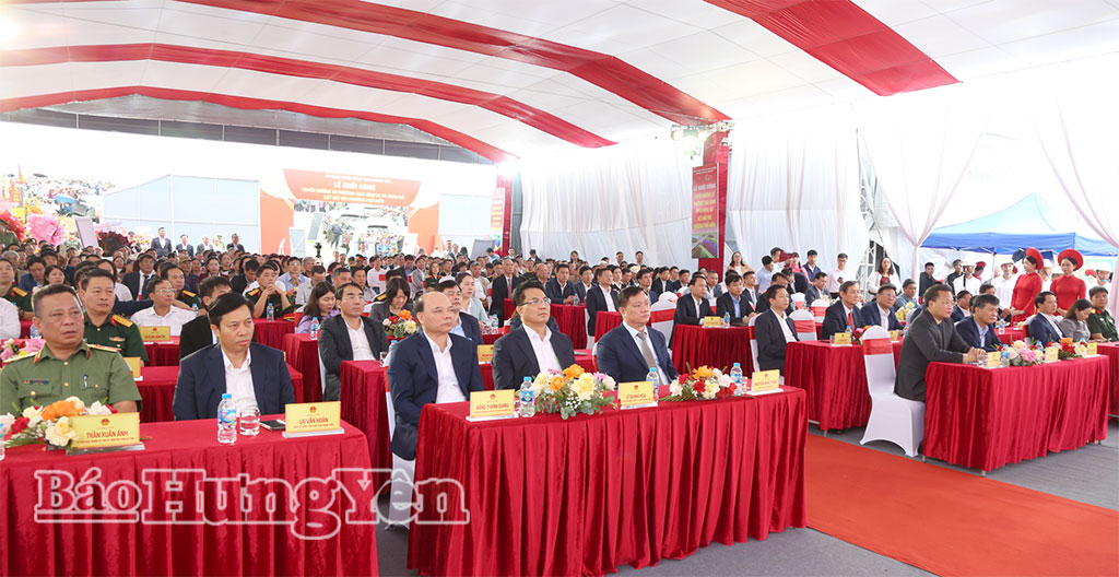 Các đồng chí: Nguyễn Hữu Nghĩa, Ủy viên Ban Chấp hành Trung ương Đảng, Bí thư Tỉnh ủy; Nguyễn Khắc Thận, Phó Bí thư Tỉnh ủy, Chủ tịch UBND tỉnh và đại biểu dự lễ khởi công dự án.
