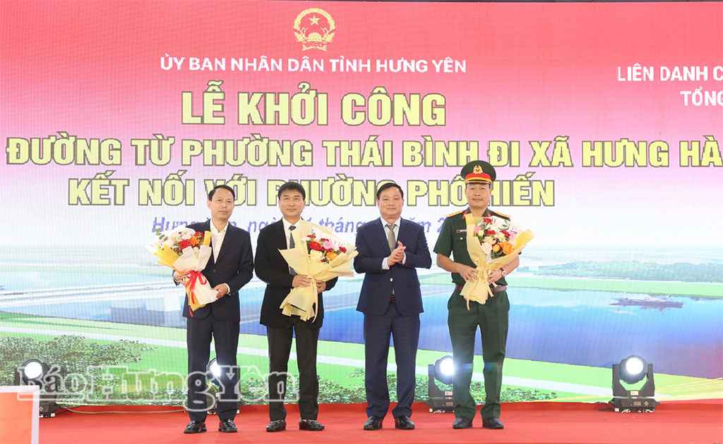 Đồng chí Nguyễn Khắc Thận, Phó Bí thư Tỉnh ủy, Chủ tịch UBND tỉnh tặng hoa chúc mừng các đơn vị chủ đầu tư và thi công dự án.