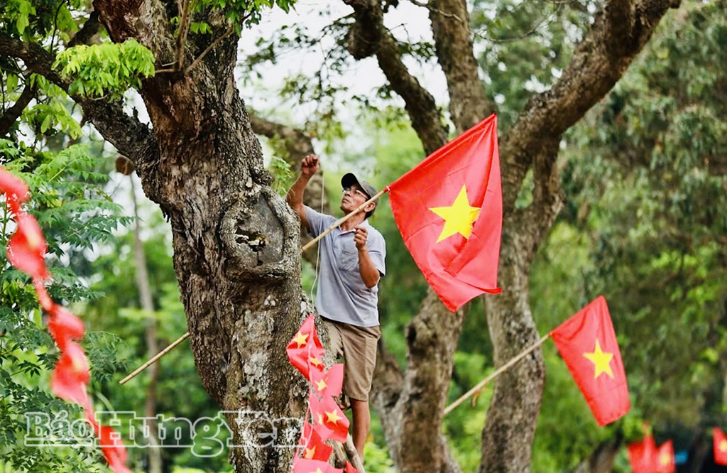 Người dân xã Tiên La treo cờ, trang trí đường làng ngõ xóm chào mừng Đại hội đại biểu Đảng bộ tỉnh Hưng Yên lần thứ I, nhiệm kỳ 2025 – 2030.