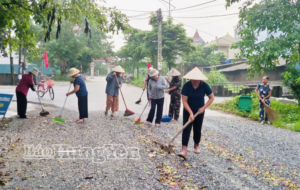 Hội viên Chi hội phụ nữ thôn Thọ Bình tham gia dọn vệ sinh môi trường.