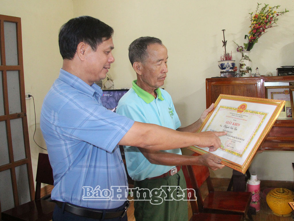 Ông Nguyễn Văn Cựu, thôn Khả Tân có gần 1.000 m2 đất nông nghiệp cần thu hồi phục vụ 2 dự án được trao tặng giấy khen vì có thành tích trong công tác giải phóng mặt bằng.