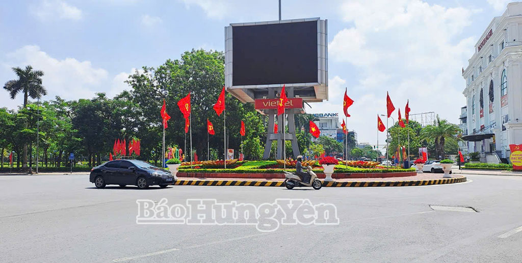 Trung tâm phường Trần Hưng Đạo, tỉnh Hưng Yên rực rỡ cờ, hoa chào mừng Đại hội.