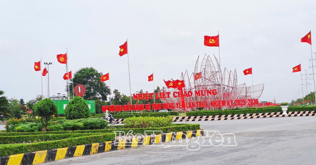 Các tuyến đường trên địa bàn phường Trà Lý rực rỡ cờ hoa chào mừng Đại hội.