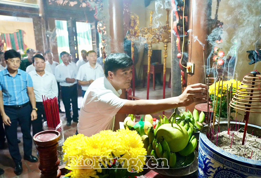 Các đồng chí lãnh đạo xã cùng nhân dân thành kính dâng hương tưởng niệm, tri ân công đức các bậc tiền nhân.