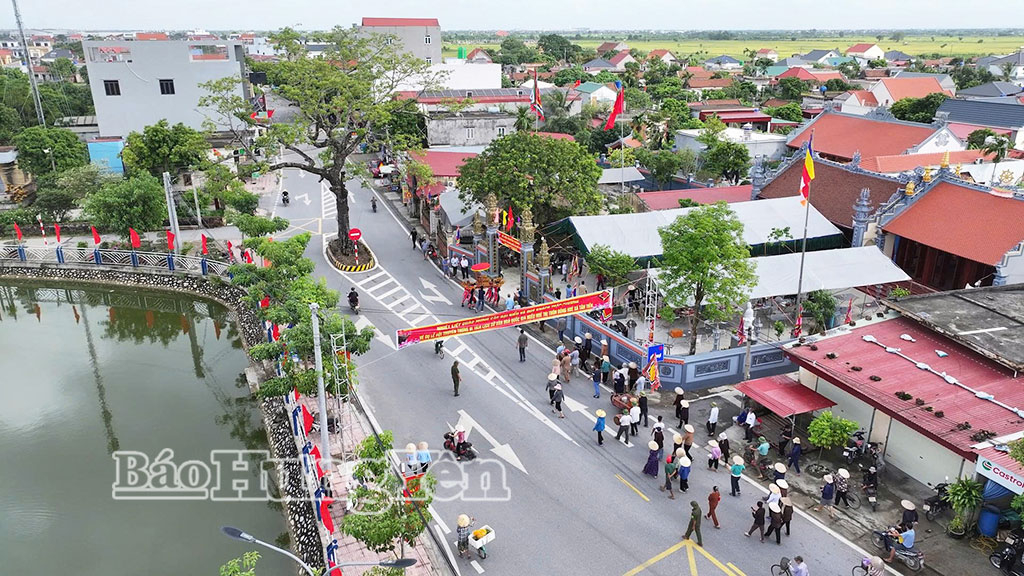 Nghi thức rước Thánh từ các đền trong làng về tế an vị tại Miếu Hòe Thị, thu hút đông đảo bà con nhân dân tham gia.