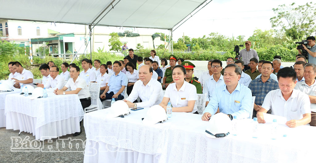 Đồng chí Đặng Thanh Giang, Ủy viên Ban Thường vụ Tỉnh ủy, Phó Chủ tịch HĐND tỉnh cùng các đại biểu dự lễ khởi công.