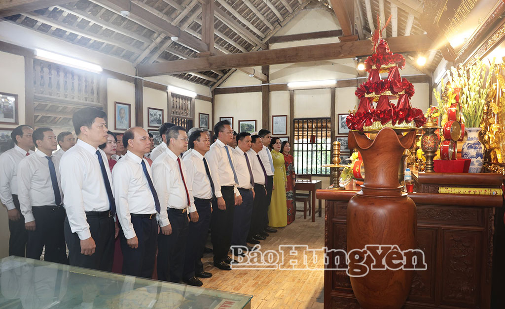 Các đại biểu dâng hương tại Nhà lưu niệm Bác Hồ (phường Phố Hiến).