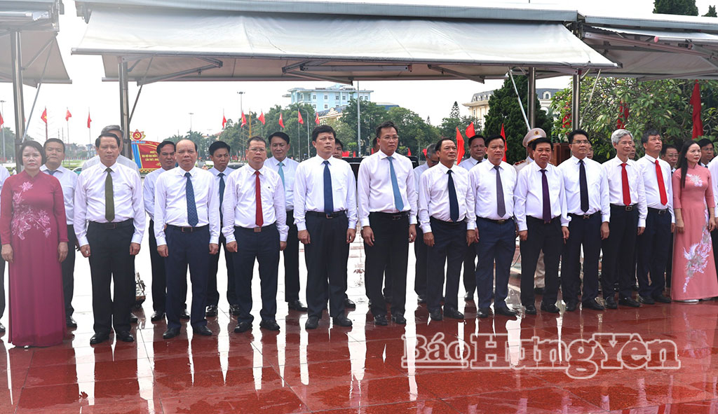 Các đại biểu đặt vòng hoa, dâng hương tại Đài tưởng niệm các anh hùng liệt sĩ tỉnh (phường Phố Hiến).