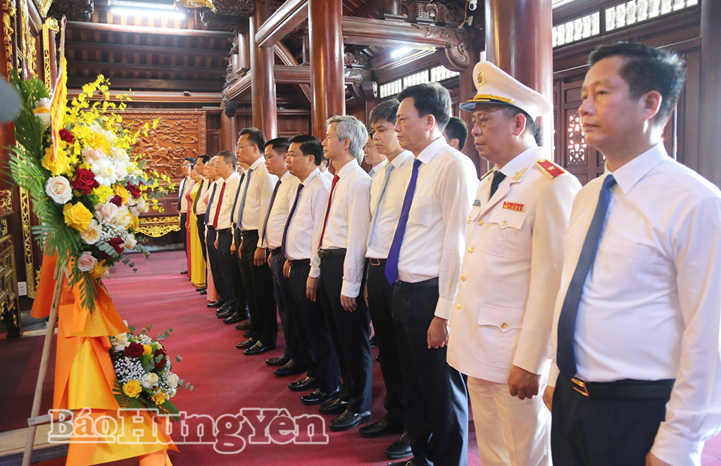 Các đại biểu dâng hương, dâng hoa tưởng niệm Chủ tịch Hồ Chí Minh tại Đền thờ Bác Hồ (phường Trà Lý).