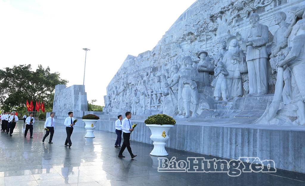 Các đại biểu dâng hoa tưởng niệm Chủ tịch Hồ Chí Minh tại Tượng đài Bác Hồ với nông dân Việt Nam (phường Trà Lý).