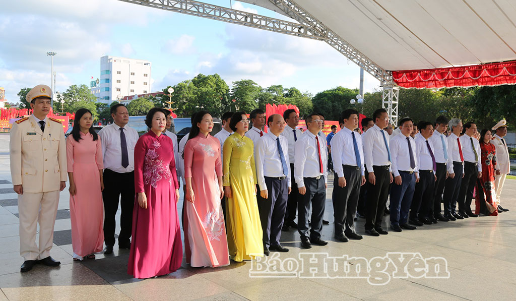 Các đại biểu dâng hoa tưởng niệm đồng chí Nguyễn Đức Cảnh tại Tượng đài đồng chí Nguyễn Đức Cảnh (phường Thái Bình).