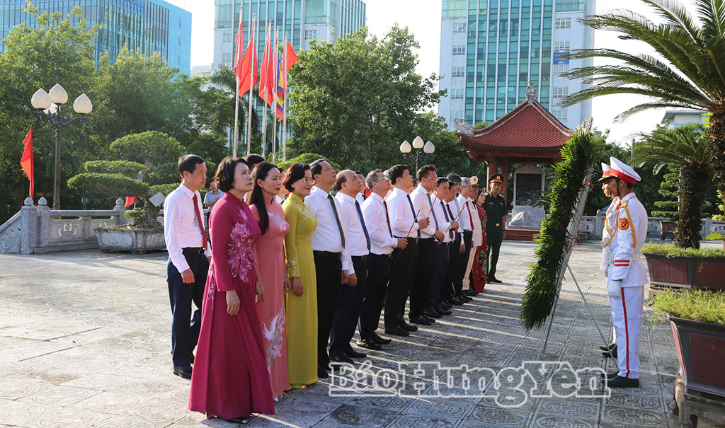 Các đại biểu dâng hương, dâng hoa viếng các anh hùng liệt sĩ tại Đền thờ Liệt sĩ tỉnh (phường Trần Hưng Đạo). 