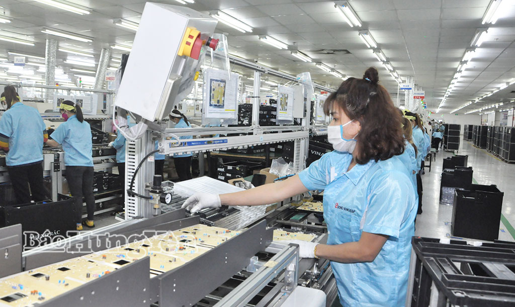 Sản xuất linh kiện điện tử tại Công ty TNHH Dong Yang E&P Việt Nam, phường Đường Hào.