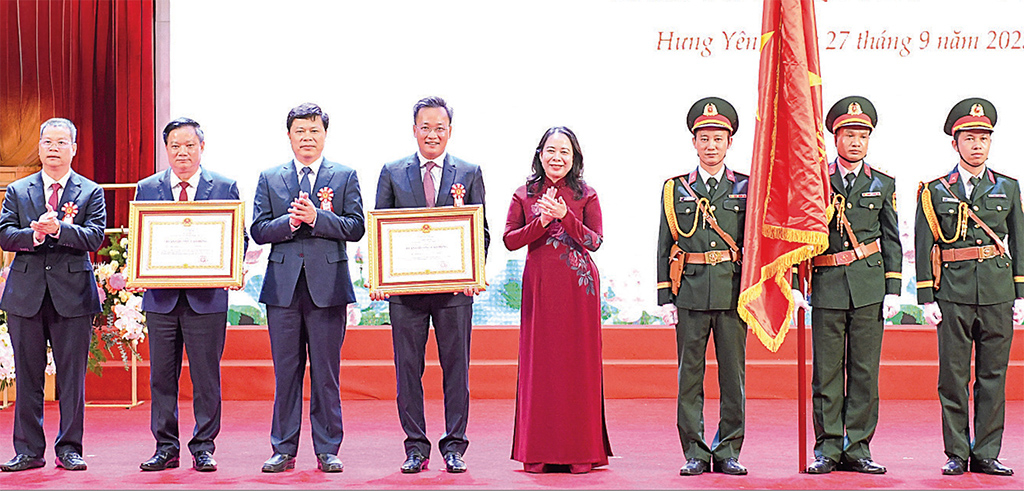Đồng chí Võ Thị Ánh Xuân, Ủy viên Ban Chấp hành Trung ương Đảng, Phó Chủ tịch nước, Phó Chủ tịch thứ Nhất Hội đồng Thi đua - Khen thưởng Trung ương trao Huân chương Lao động hạng Nhất và Huân chương Lao động hạng Ba tặng Đảng bộ, chính quyền và Nhân dân tỉnh Hưng Yên, ngày 27/9/2025.