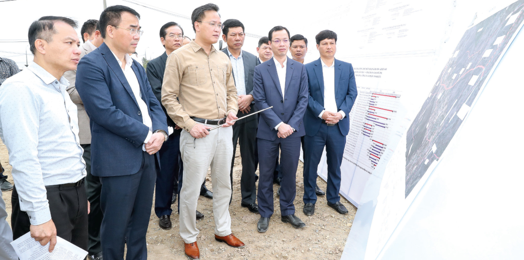 Đồng chí Nguyễn Hữu Nghĩa, Ủy viên Ban Chấp hành Trung ương Đảng, Bí thư Tỉnh ủy kiểm tra thực địa dự án đường Tân Phúc - Võng Phan tại khu vực xã Nguyễn Trãi.