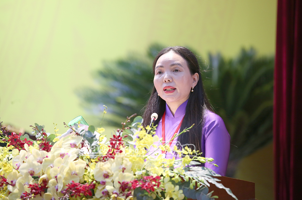 Đồng chí Ngô Thị Kim Hoàn, Ủy viên Ban Thường vụ Tỉnh ủy, Phó Chủ tịch Ủy ban MTTQ tỉnh báo cáo tổng hợp ý kiến góp ý dự thảo Văn kiện Đại hội đại biểu toàn quốc lần thứ XIV của Đảng.