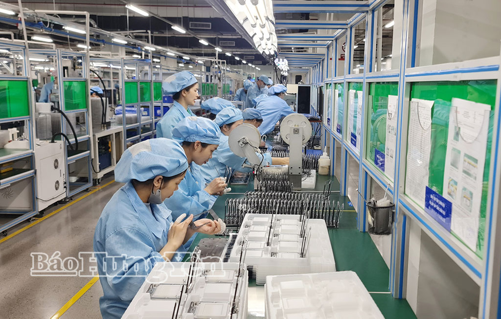 Sản xuất chân ram và thiết bị kết nối máy tính tại Công ty TNHH Lotes Việt Nam, khu công nghiệp Liên Hà Thái.