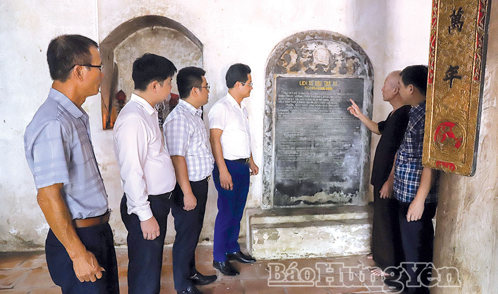 Cán bộ xã Đoàn Đào, thôn Trà Bồ tìm hiểu lịch sử của Đậu Trà Bồ được ghi trên tấm bia đá.