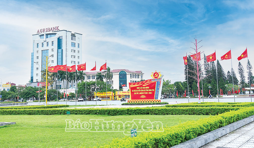 Khu vực Quảng trường Nguyễn Văn Linh, phường Phố Hiến được trang hoàng rực rỡ chào mừng Đại hội.