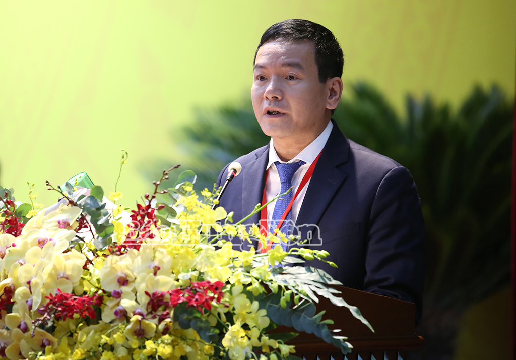Đồng chí Trần Quang Triển, TUV, Giám đốc Sở Xây dựng tham luận tại Đại hội với chủ đề: “Chiến lược phát triển hạ tầng giao thông; hạ tầng đô thị trên địa bàn tỉnh Hưng Yên đến năm 2030, định hướng đến năm 2045”.