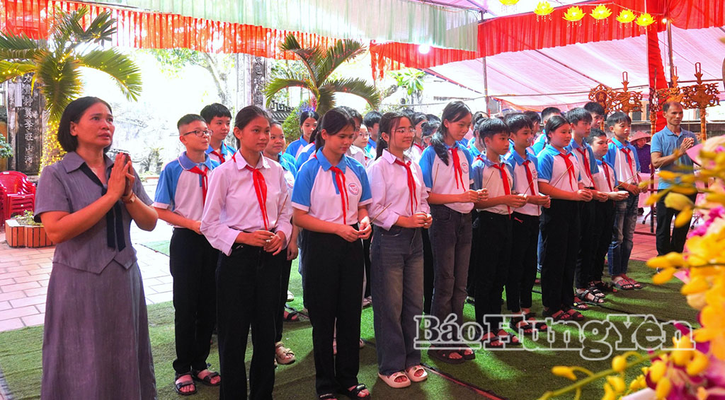 Học sinh Trường THCS An Khê dâng hương tại lễ hội truyền thống đình Hiệp Lực.