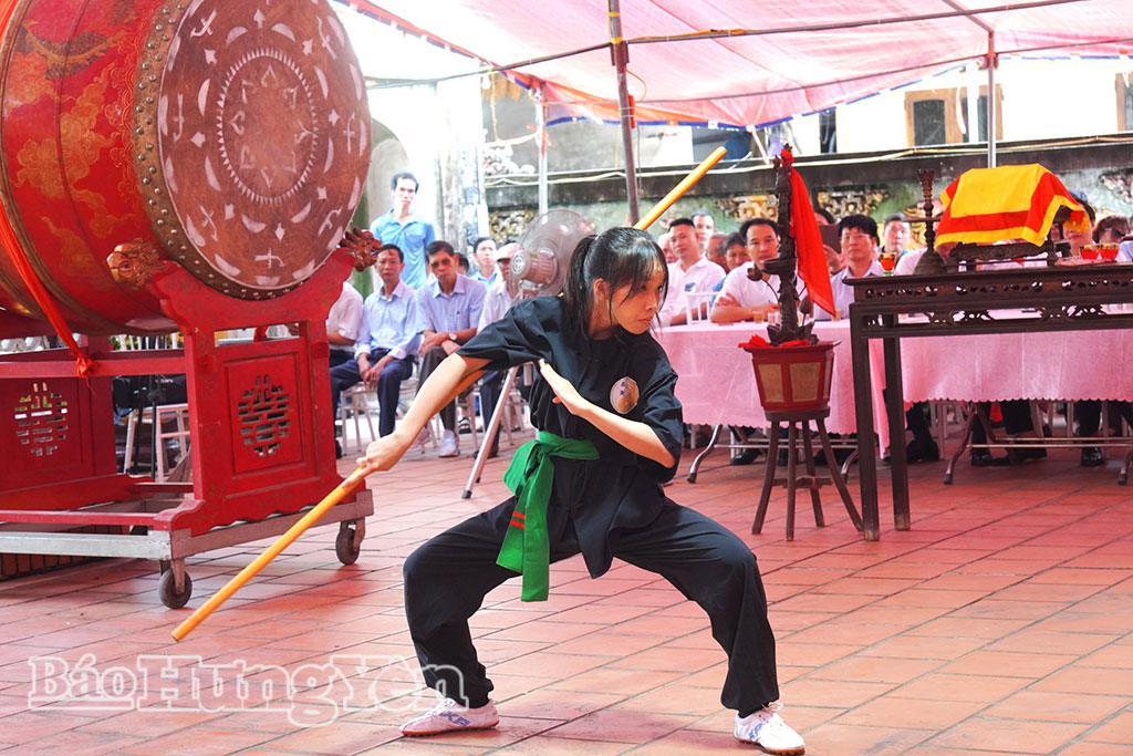 Biểu diễn võ thuật trong lễ hội truyền thống đình Hiệp Lực.