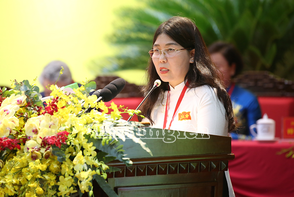 Đồng chí Nguyễn Thị Anh, Tỉnh ủy viên, Giám đốc Sở Y tế tham luận với chủ đề: Giải pháp phát triển hạ tầng y tế; nâng cao chất lượng chăm sóc sức khỏe, tầm vóc, tuổi thọ của Nhân dân”.