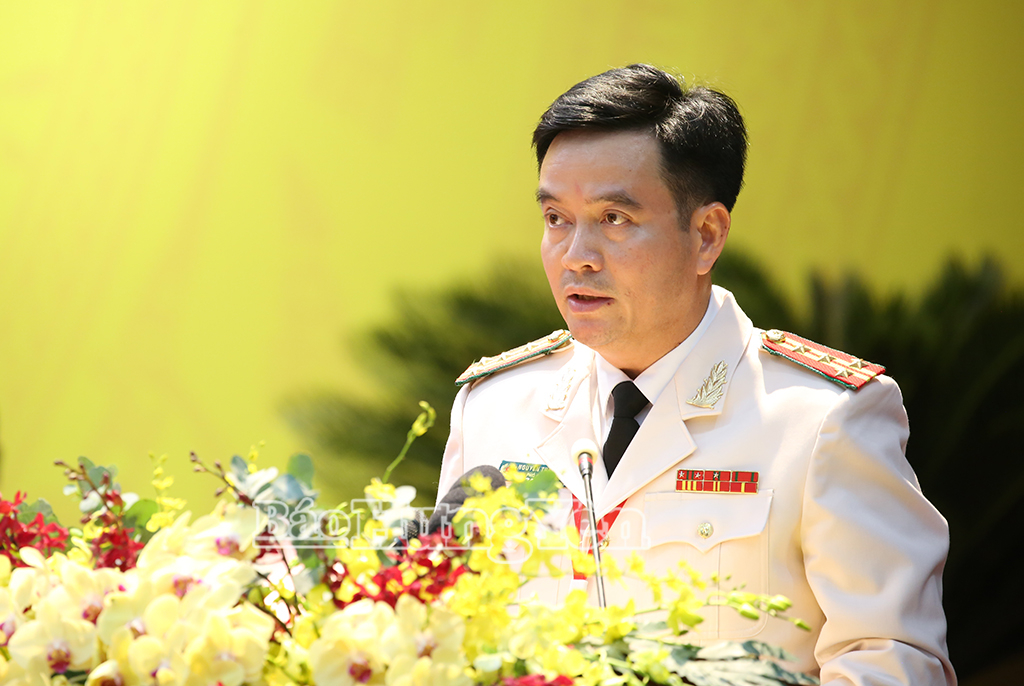 Đại tá Nguyễn Thành Sơn, Phó Bí thư Đảng ủy, Phó Giám đốc Công an tỉnh tham luận với chủ đề: “Nâng cao hiệu quả công tác bảo đảm an ninh chính trị, trật tự an toàn xã hội; phát huy vai trò nòng cốt của lực lượng Công an trong xây dựng Đảng, xây dựng hệ thống chính trị và phục vụ phát triển kinh tế - xã hội bền vững của tỉnh Hưng Yên”.