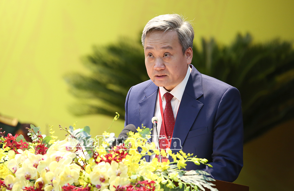 Đồng chí Đỗ Hữu Nhân, Giám đốc Sở Văn hóa, Thể thao và Du lịch tham luận với chủ đề: “Xây dựng, phát triển văn hóa và con người Hưng Yên toàn diện, giàu bản sắc, mang đậm những giá trị cốt lõi của văn hóa vùng đồng bằng sông Hồng trong kỷ nguyên phát triển mới của dân tộc”.