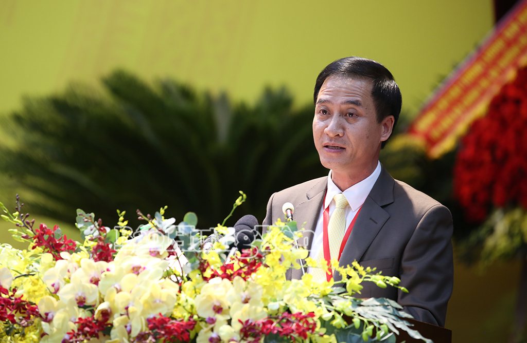 Đồng chí Trần Lê Huy, Bí thư Đảng ủy, Chủ tịch HĐND phường Trà Lý tham luận với chủ đề: “Một số giải pháp nâng cao chất lượng sinh hoạt chi bộ tổ dân phố hiện nay”.