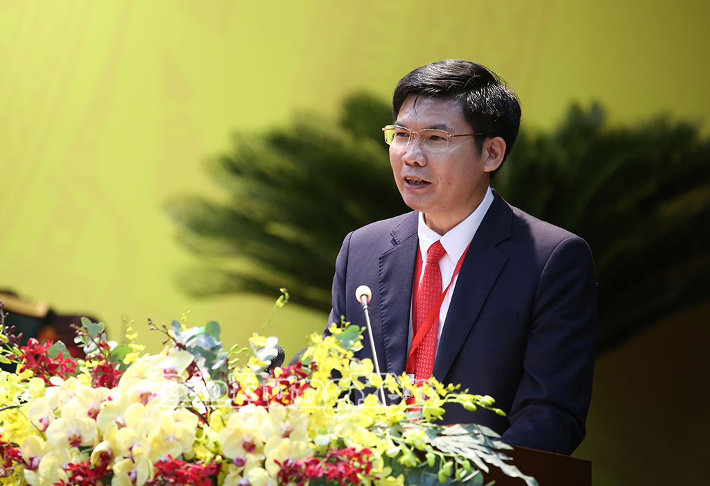 Đồng chí Nguyễn Văn Cường, Bí thư Đảng ủy, Chủ tịch HĐND xã Tiên Lữ tham luận với chủ đề: “Đẩy mạnh chuyển đổi số, xây dựng chính quyền điện tử nhằm thúc đẩy cải cách hành chính phục vụ người dân và doanh nghiệp trên địa bàn xã Tiên Lữ”.