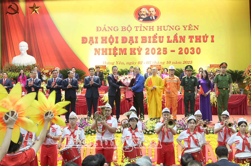 Đoàn đại biểu đại diện MTTQ, các tổ chức chính trị - xã hội và các tầng lớp Nhân dân trong tỉnh mang đến Đại hội tình cảm chân thành, niềm tin son sắc và lẵng hoa tươi thắm chúc mừng Đại hội.