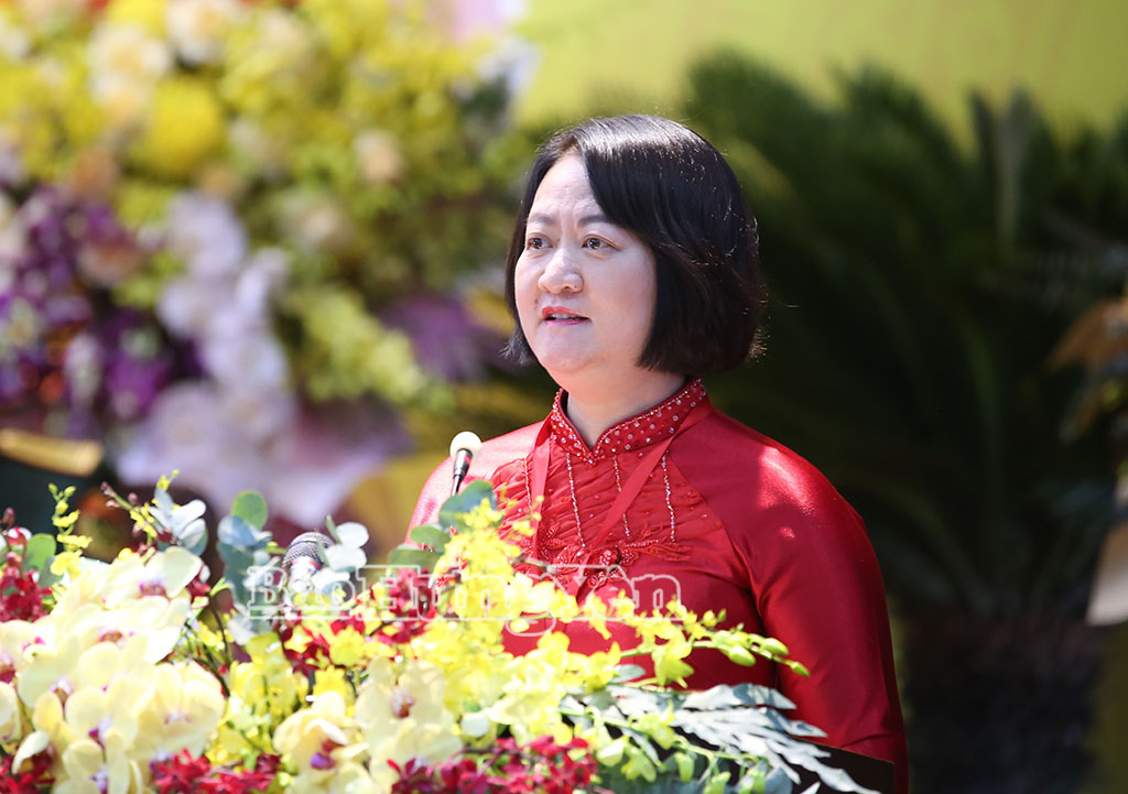 Đồng chí Thái Thị Thu Hường, Tỉnh uỷ viên, Giám đốc Sở Khoa học và Công nghệ tham luận nội dung: “Đẩy mạnh phát triển khoa học, công nghệ, đổi mới sáng tạo và chuyển đổi số quốc gia trên địa bàn tỉnh Hưng Yên đến năm 2030, tầm nhìn đến năm 2045”.