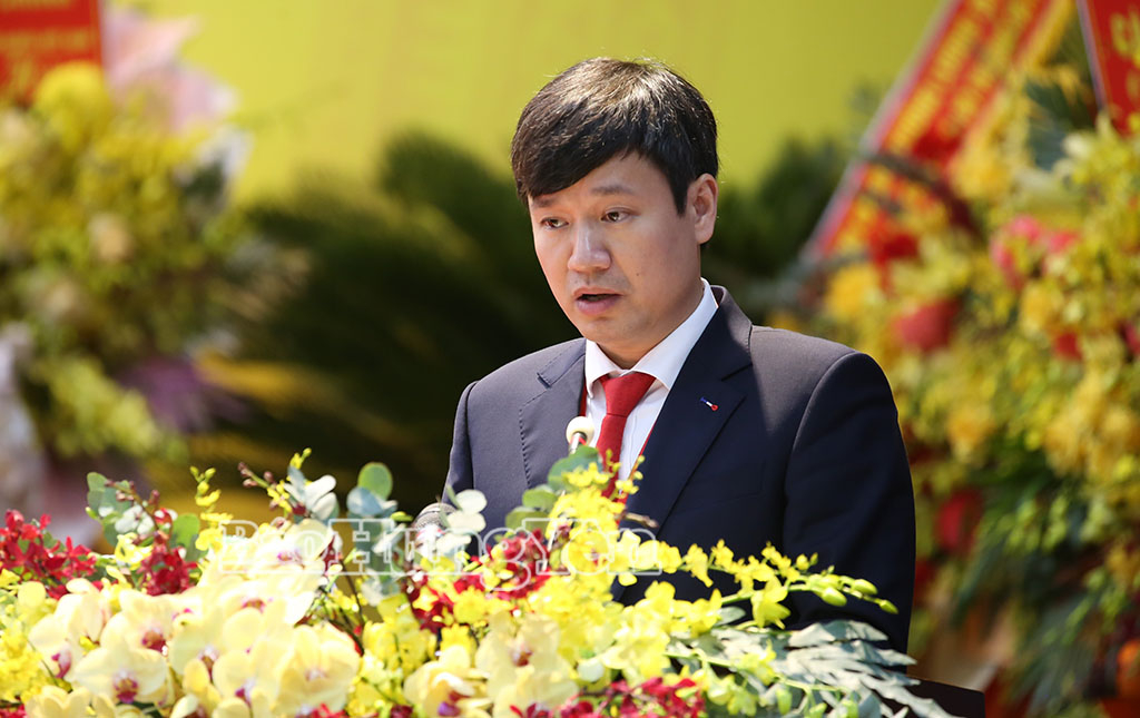 Đồng chí Nguyễn Tuấn Phong, Tỉnh uỷ viên, Chánh Văn phòng Tỉnh uỷ, Trưởng Đoàn thư ký Đại hội trình bày dự thảo Nghị quyết Đại hội.