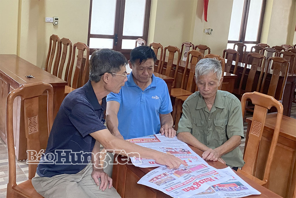 Đảng viên thôn Vân Nghệ, xã Đức Hợp đọc thông tin về Đại hội đại biểu Đảng bộ tỉnh lần thứ I.