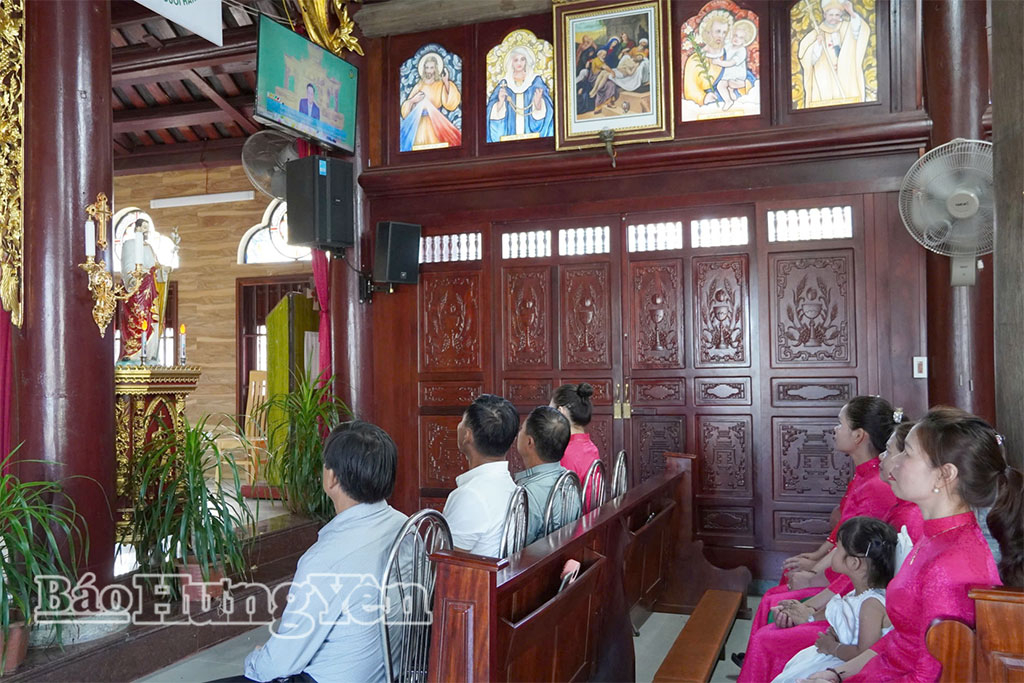 Giáo dân ở Giáo xứ Thượng Phúc, xã Thụy Anh theo dõi trực tiếp phiên trọng thể Đại hội đại biểu Đảng bộ tỉnh lần thứ I qua sóng truyền hình  HYTV.