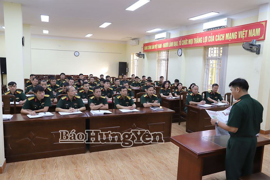 Lãnh đạo Ban Chỉ huy Phòng thủ khu vực I - Yên Mỹ đọc báo thông tin về Đại hội tới cán bộ, nhân viên trong đơn vị.
