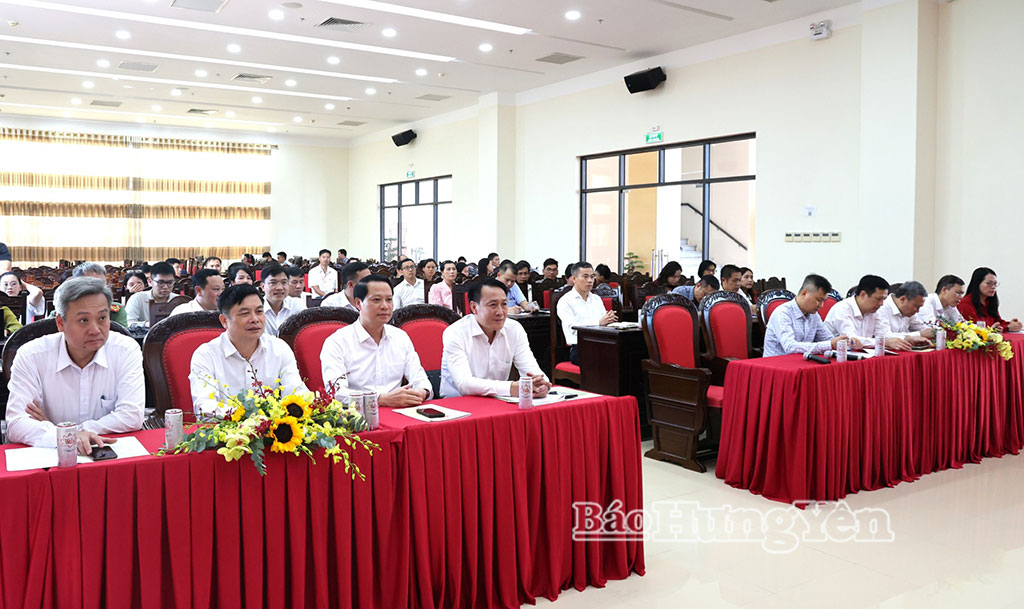 Các đại biểu dự họp báo.