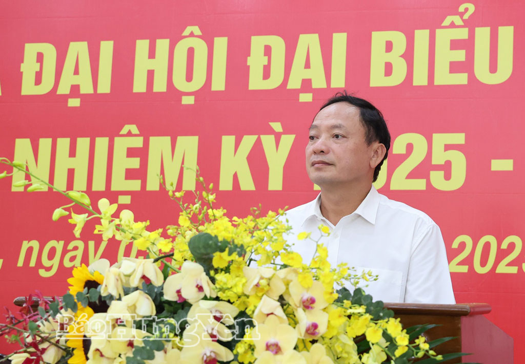 Đồng chí Trần Quốc Văn, Phó Bí thư Tỉnh ủy, Chủ tịch HĐND tỉnh phát biểu tại buổi họp báo.