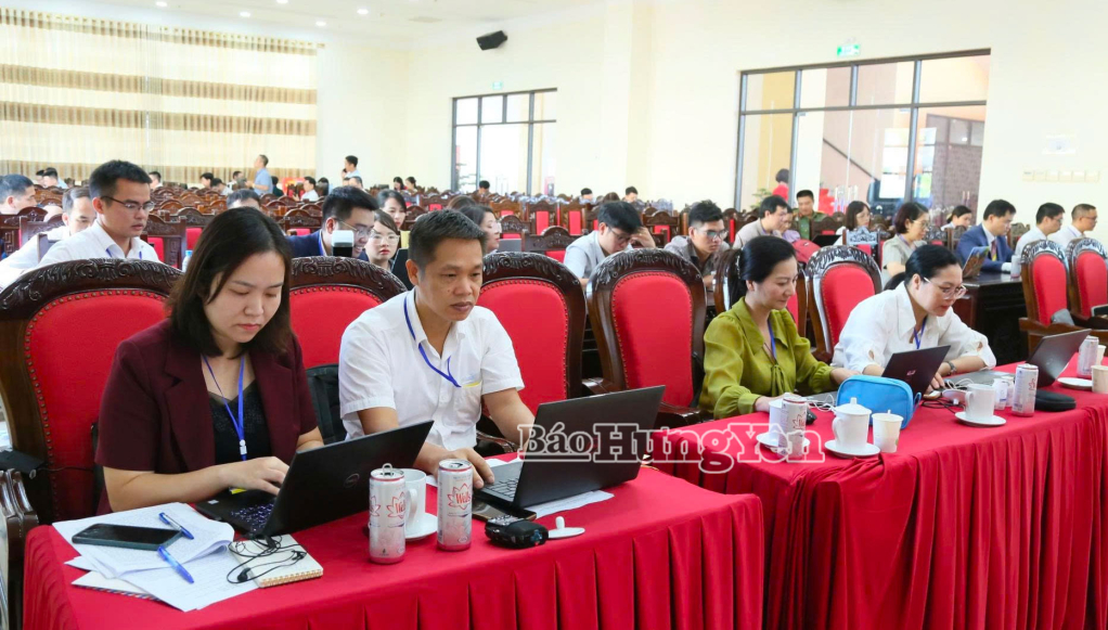 Các nhà báo Trung ương và địa phương tác nghiệp tại Trung tâm Báo chí của Đại hội.