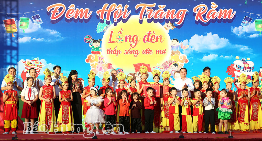 Đồng chí Nguyễn Khắc Thận, Phó Bí thư Tỉnh ủy, Chủ tịch UBND tỉnh và các đại biểu tặng quà các em thiếu niên, nhi đồng phường Thái Bình nhân dịp Tết Trung thu.