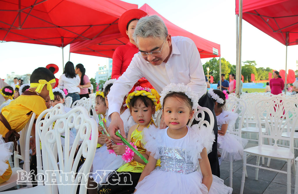 Đồng chí Phạm Đồng Thụy, Ủy viên Ban Thường vụ Tỉnh ủy, Giám đốc Sở Giáo dục và Đào tạo chung vui liên hoan với thiếu niên, nhi đồng phường Thái Bình nhân dịp Tết Trung thu.