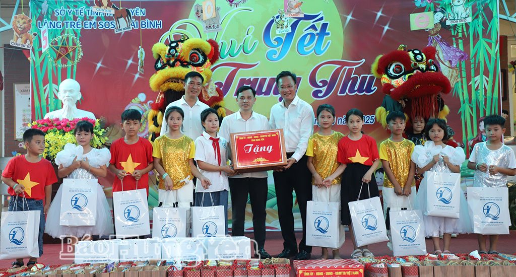 Đồng chí Nguyễn Hữu Nghĩa, Ủy viên Ban Chấp hành Trung ương Đảng, Bí thư Tỉnh ủy tặng quà cho các cháu thiếu nhi Làng trẻ em SOS Thái Bình.