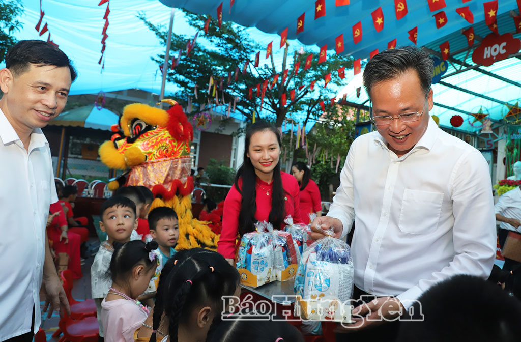 Đồng chí Nguyễn Hữu Nghĩa, Ủy viên Ban Chấp hành Trung ương Đảng, Bí thư Tỉnh ủy tặng quà cho các cháu Làng trẻ em SOS Thái Bình.